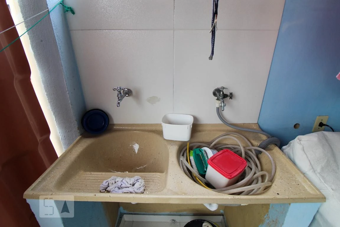Furnished 2-bedroom apartment with balcony and laundry area — photo 17