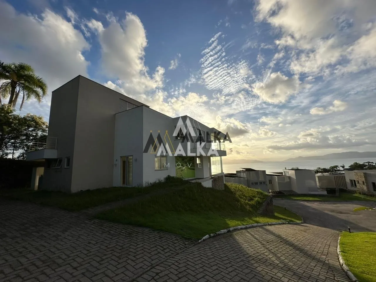 461 m² house with 3 en-suite bedrooms and private garden — photo 25