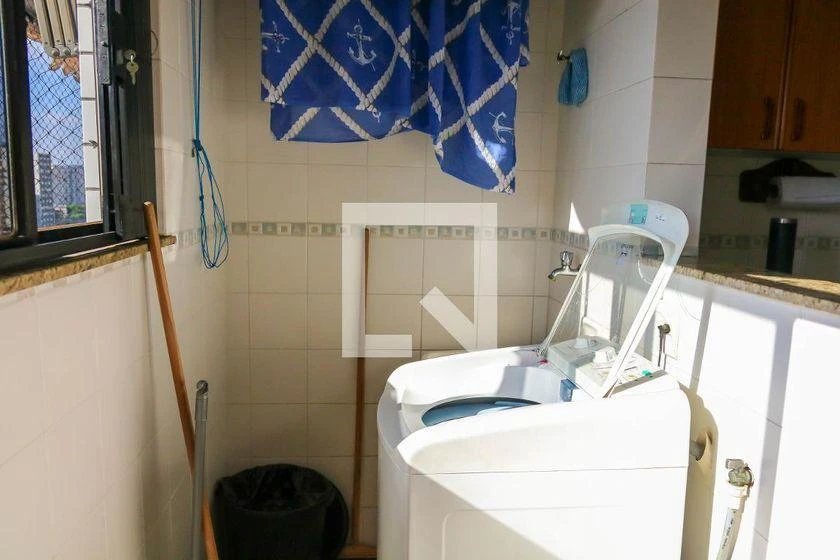3-bedroom apartment with a suite and glass-enclosed showers — photo 42