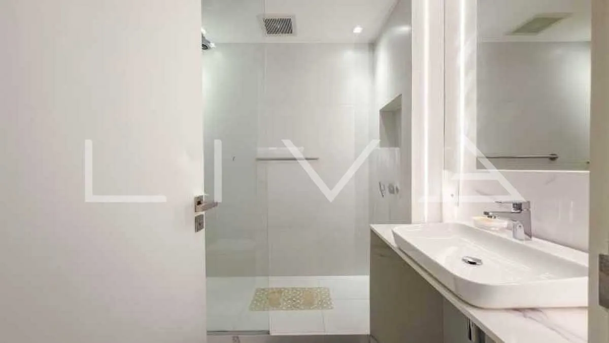 Furnished residential apartment with 4 en-suite bedrooms — photo 18