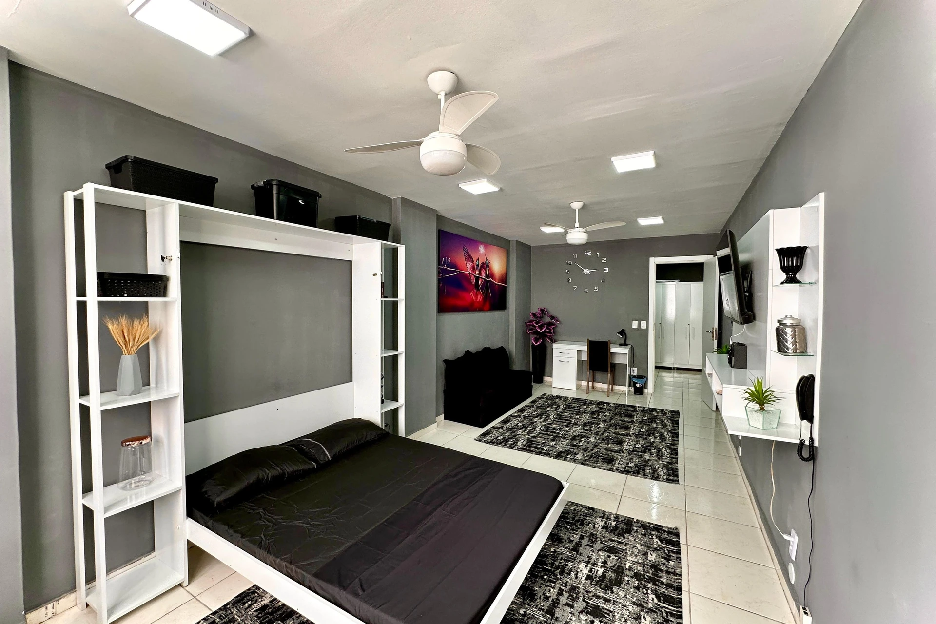 Furnished studio with 1 bedroom and a glass shower — photo 3