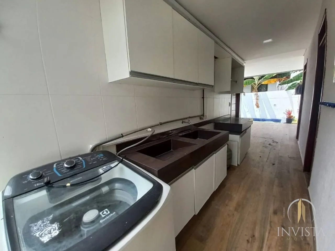Furnished house, 481 m², with floor-to-ceiling windows — photo 57