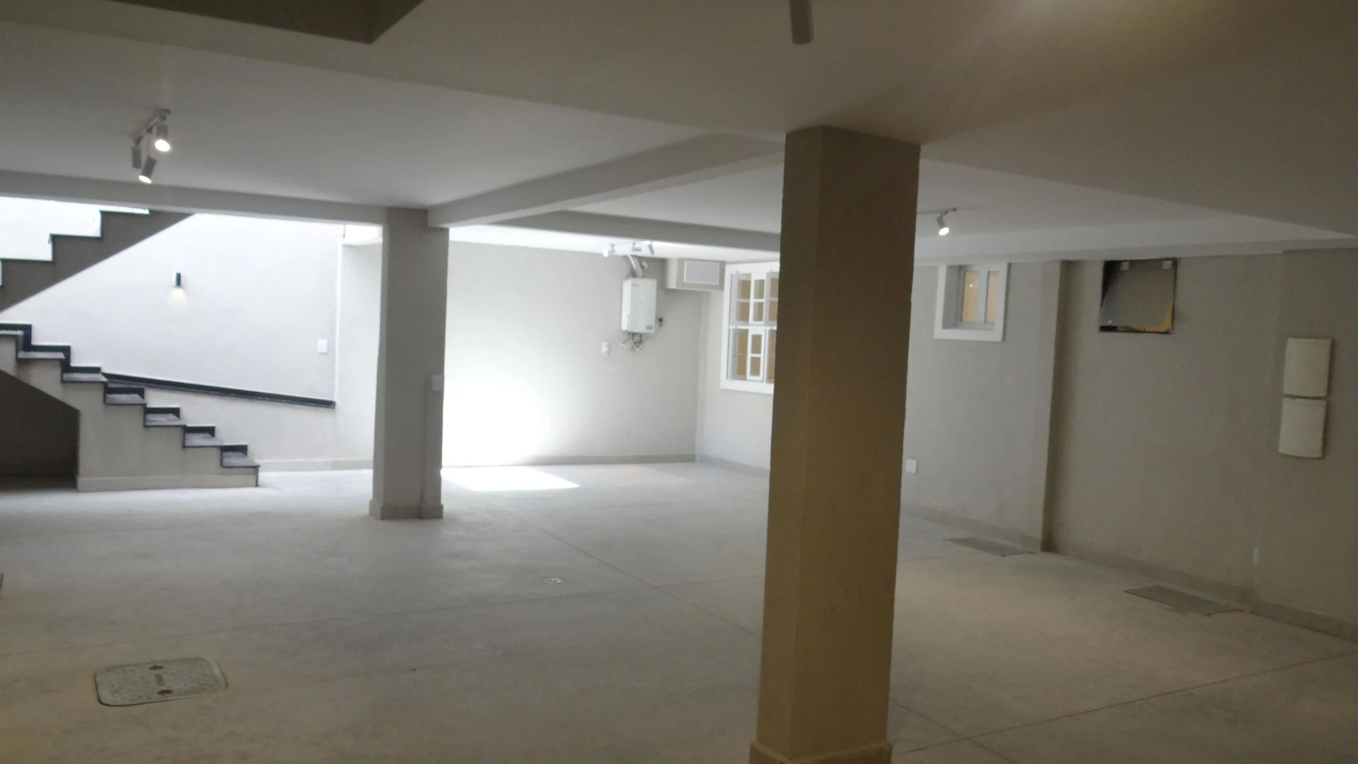 Casa de 384 m² com janelas do piso ao teto e varanda gourmet — photo 16