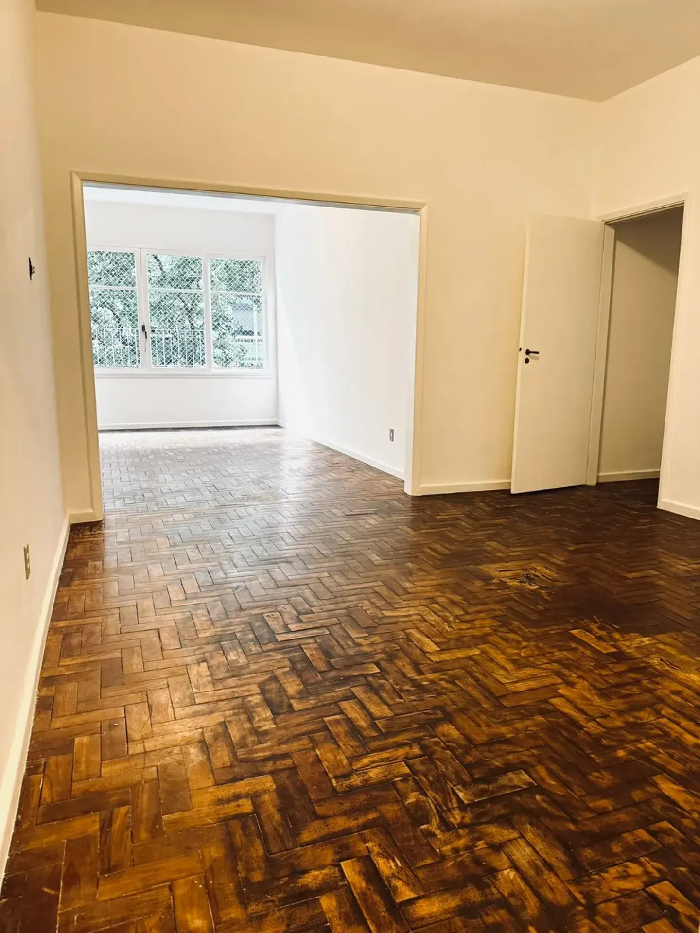 Wood or laminate floors in a 3-bedroom apartment, 129 m² — photo 14