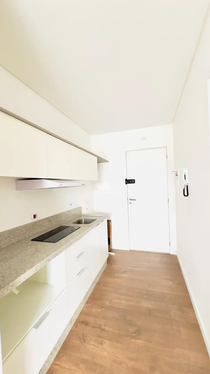Apartamento de 1 quarto com cozinha fechada e fogão elétrico — photo 5