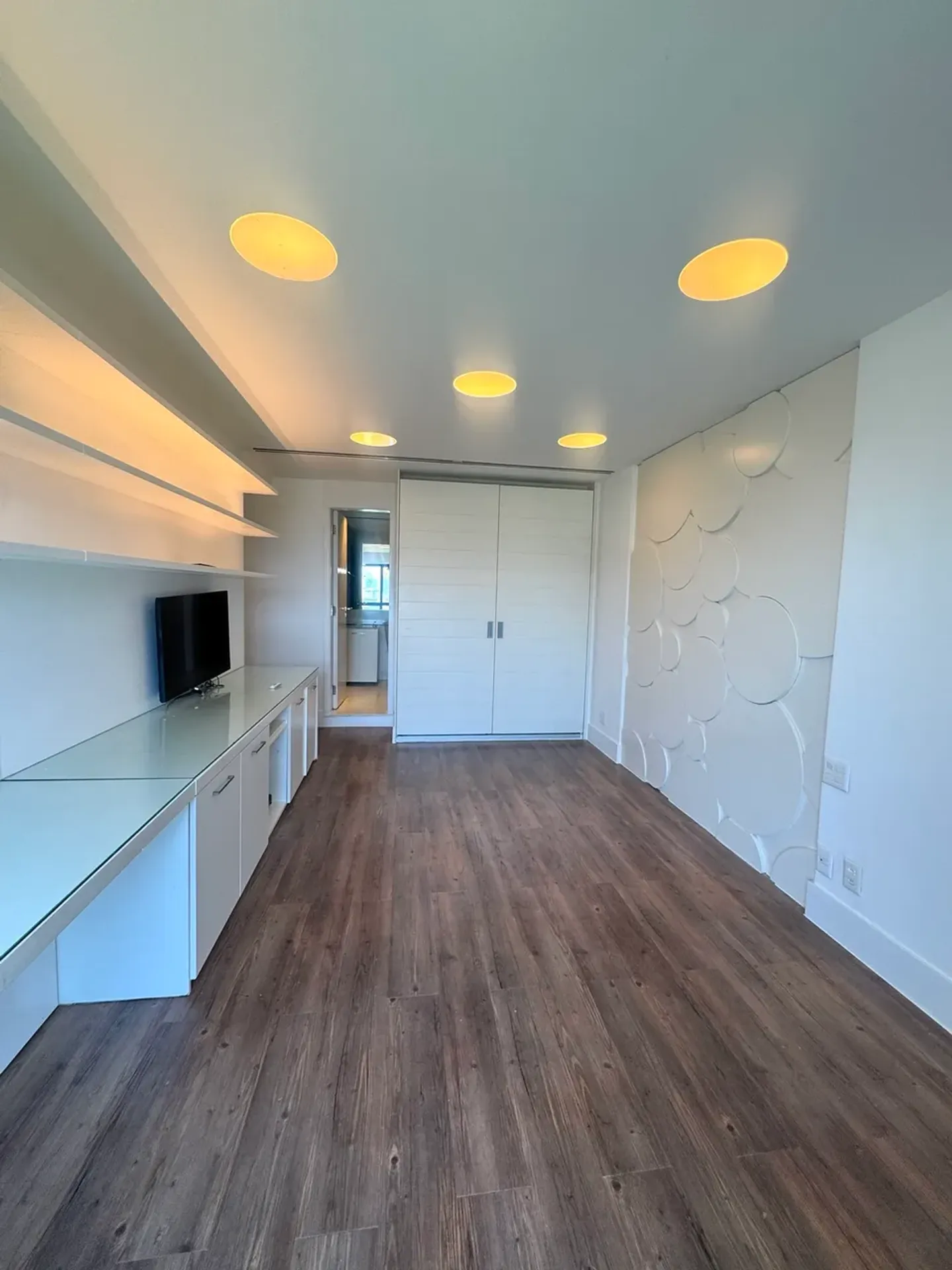 335 m² apartment with a glass-enclosed balcony and a jacuzzi — photo 9