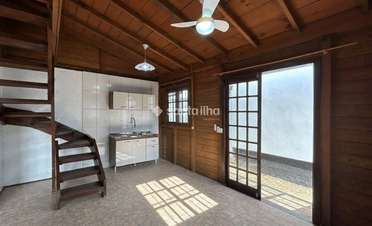 Unfurnished 2-bedroom house with fitted cabinets
