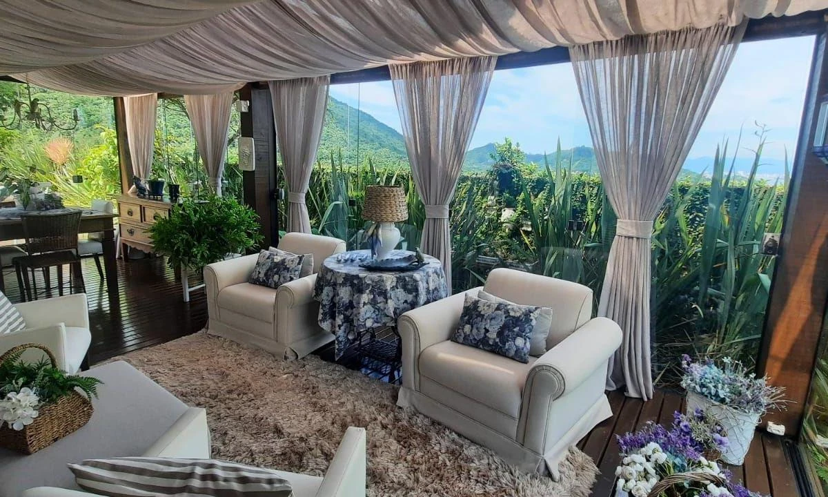 340 m² house with a water view and floor-to-ceiling windows