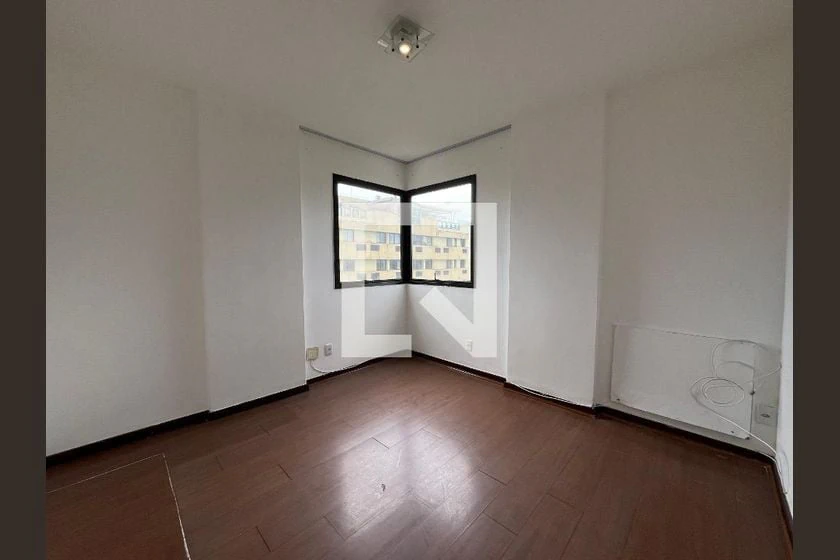 Glass-enclosed balcony in a 3-bedroom apartment, 103 m² — photo 19