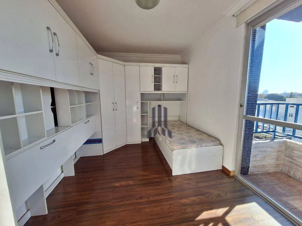 113 m² apartment with a bathtub and a walk-in closet — photo 7