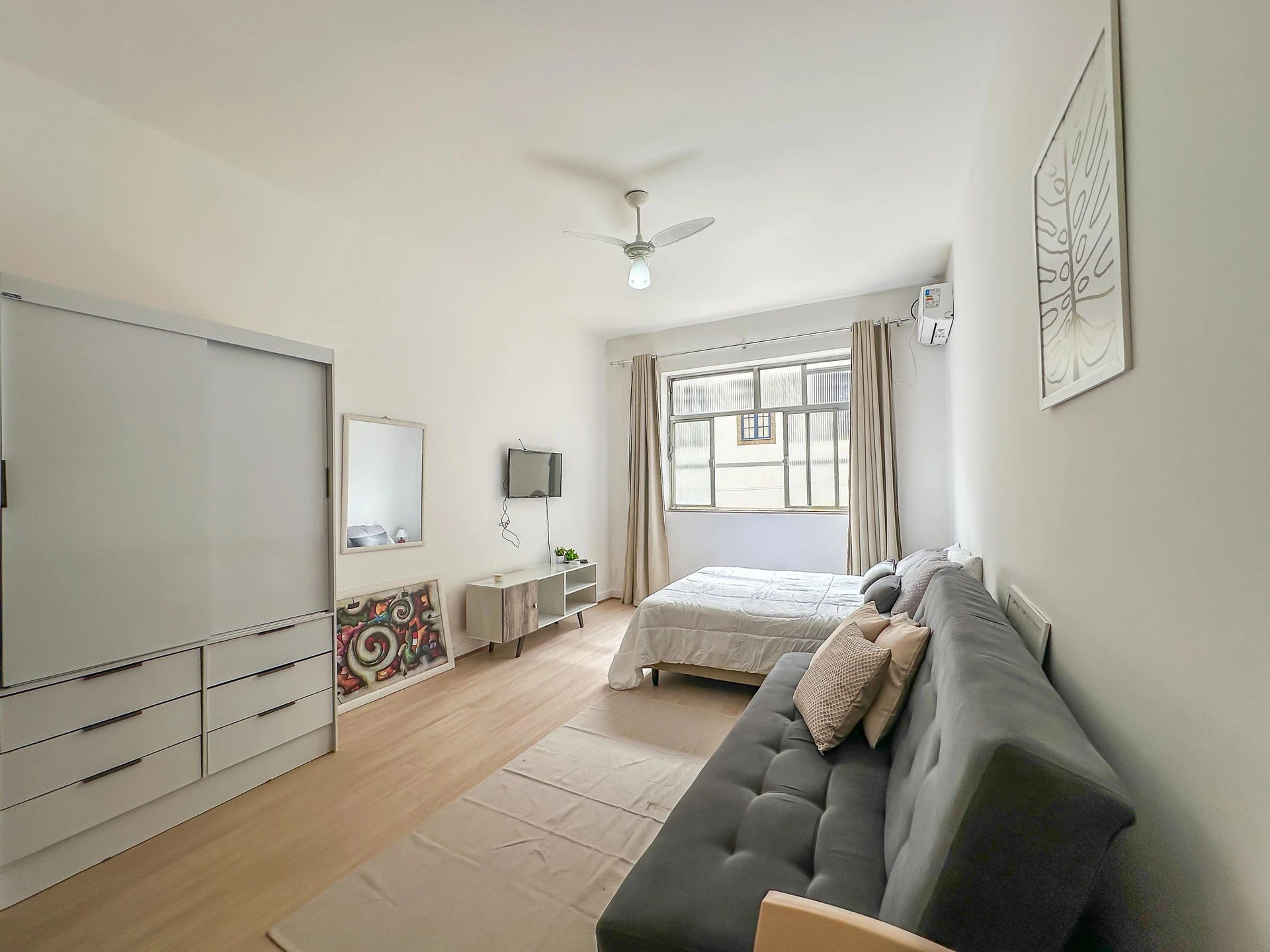 Furnished studio, 30 m², with wood or laminate floors — photo 5