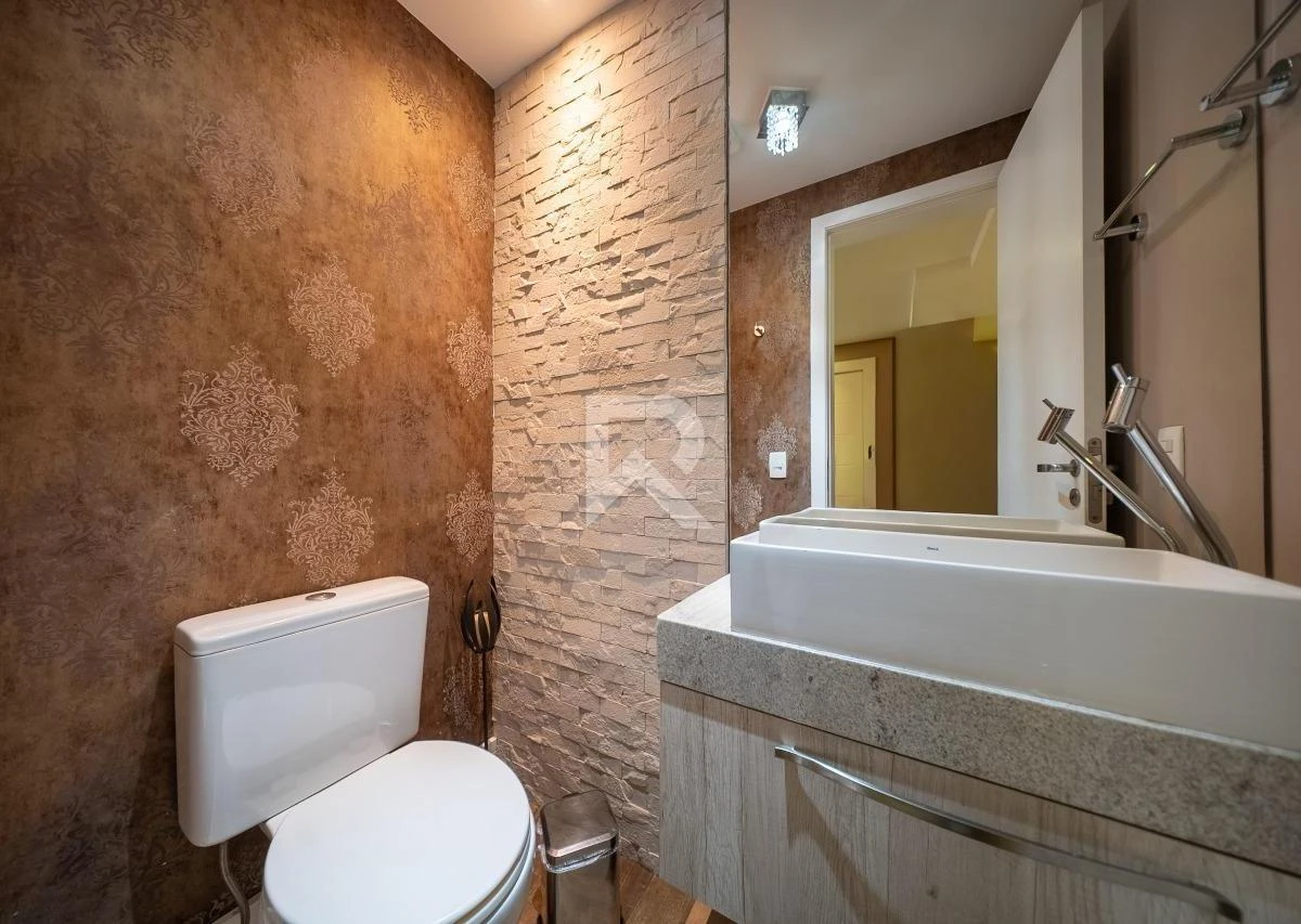 Glass-enclosed balcony in a 3-bedroom apartment, 166 m² — photo 33