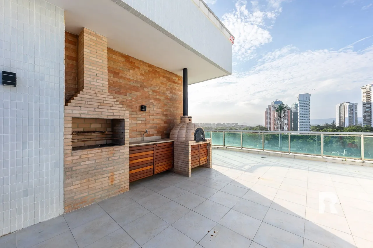 4-bedroom, 5-bath apartment with a balcony — photo 11