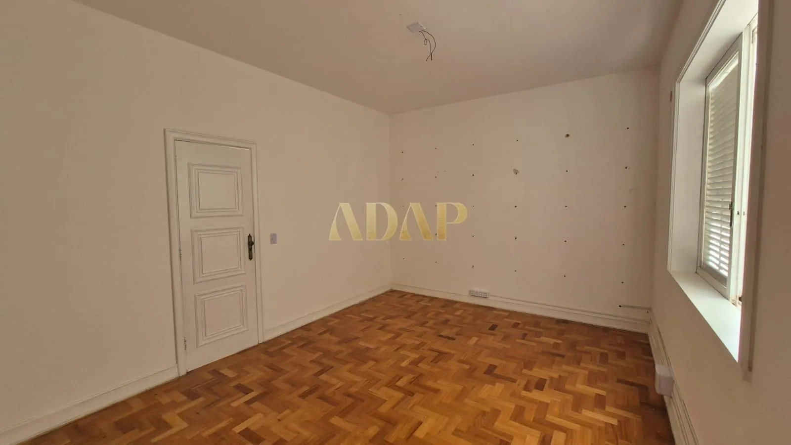 525 m² apartment with a home office and a bathtub — photo 48