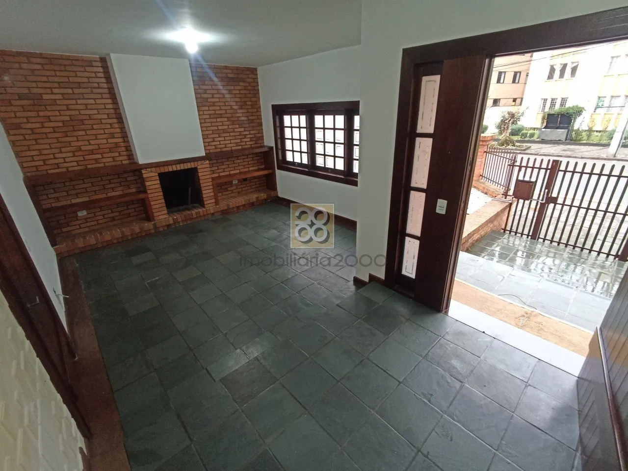 Balcony with a grill in a 4-bedroom house, 187 m²