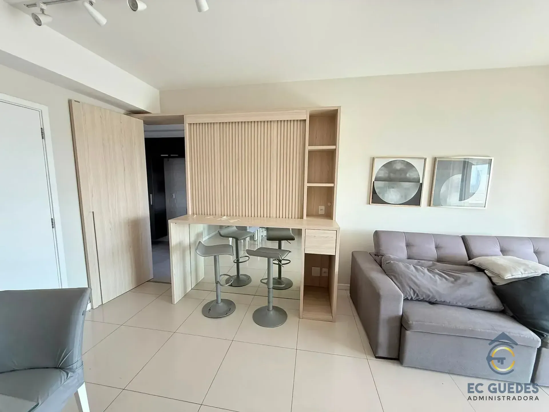 Furnished 3-bedroom apartment with glassed balcony — photo 8