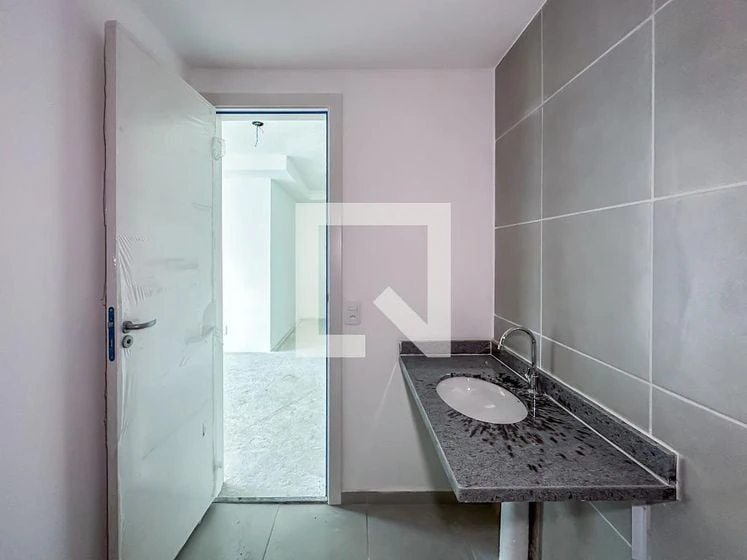 2-bedroom apartment in a building with a gym — photo 15