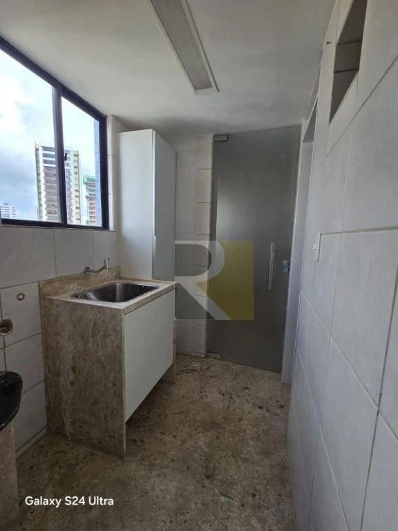 Furnished apartment, 250 m², with a glass-enclosed balcony — photo 16