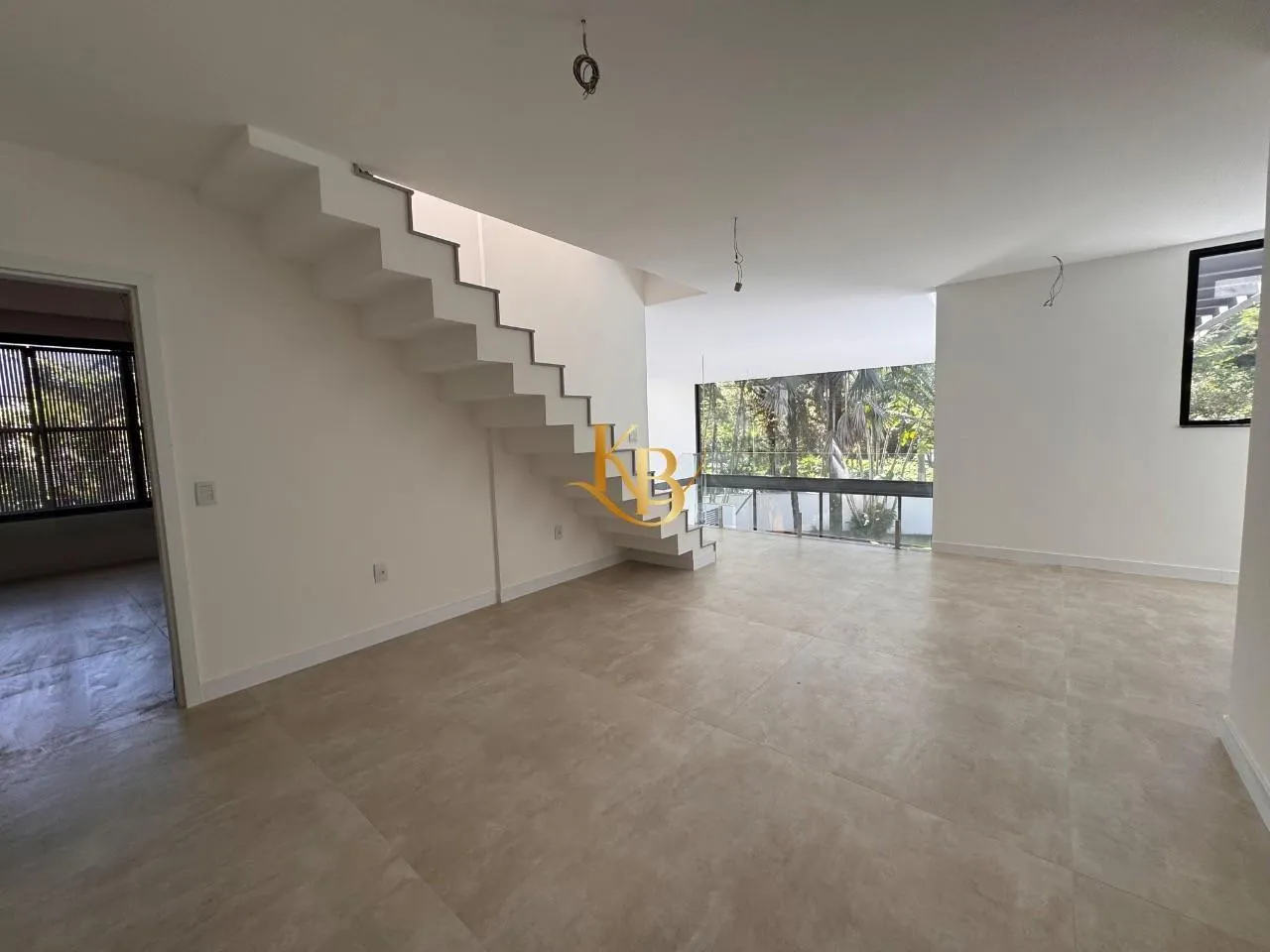 Casa com 5 quartos e área de piscina ao ar livre — photo 40