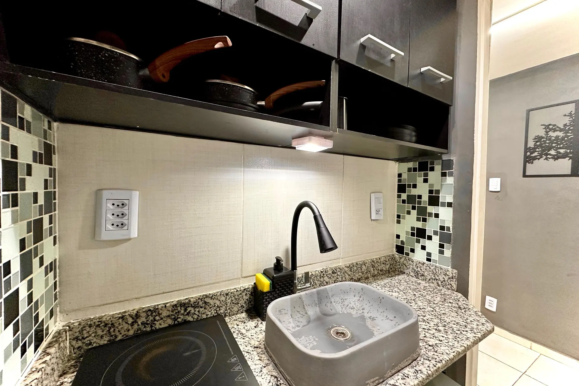 Furnished studio with 1 bedroom and a glass shower — photo 7