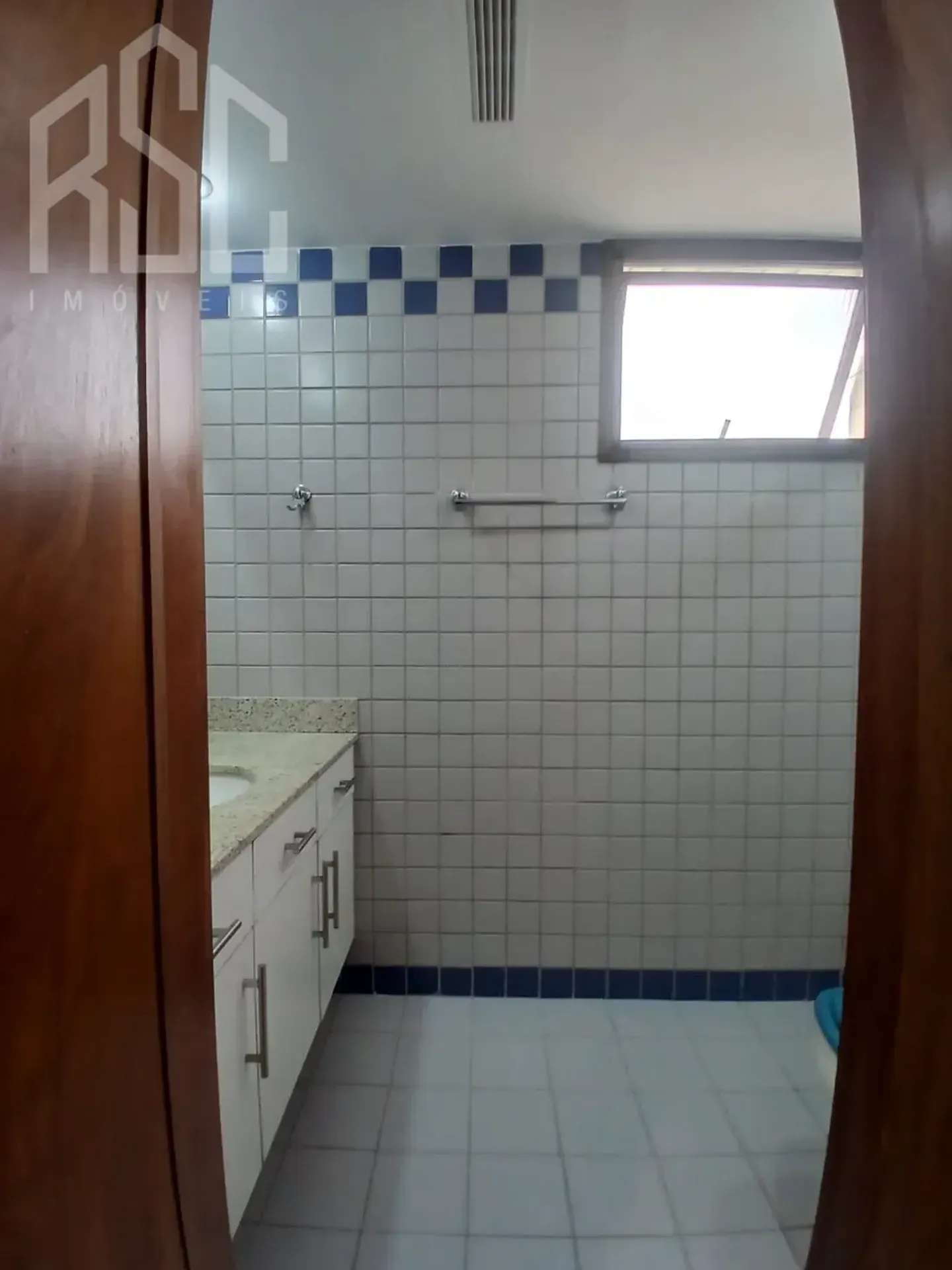 Balcony with a grill in a 2-bedroom apartment, 153 m² — photo 51