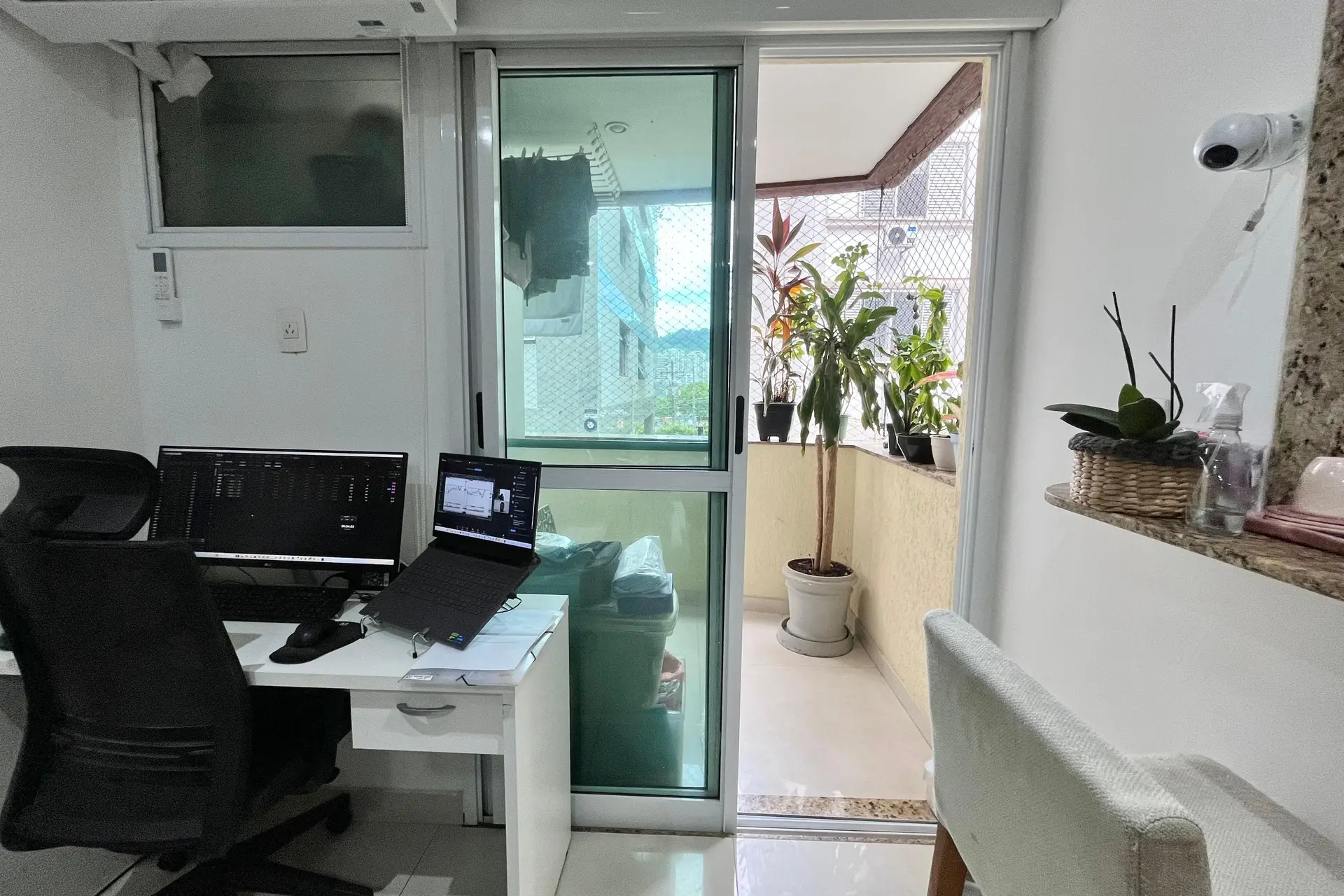 Furnished 1-bedroom apartment with pet-friendly policy — photo 23