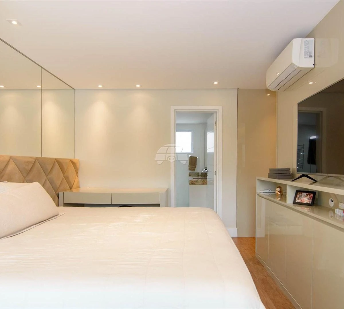 Furnished 3 en-suite apartment with open-plan kitchen — photo 45
