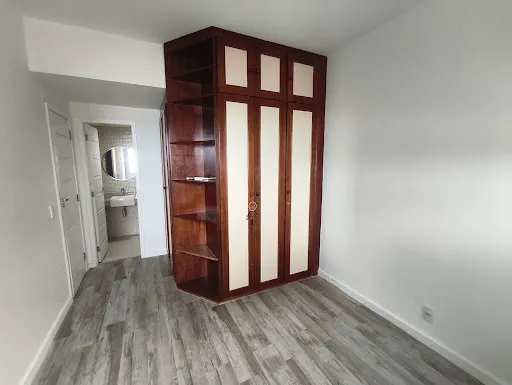 4-bedroom apartment with enclosed balcony — photo 11