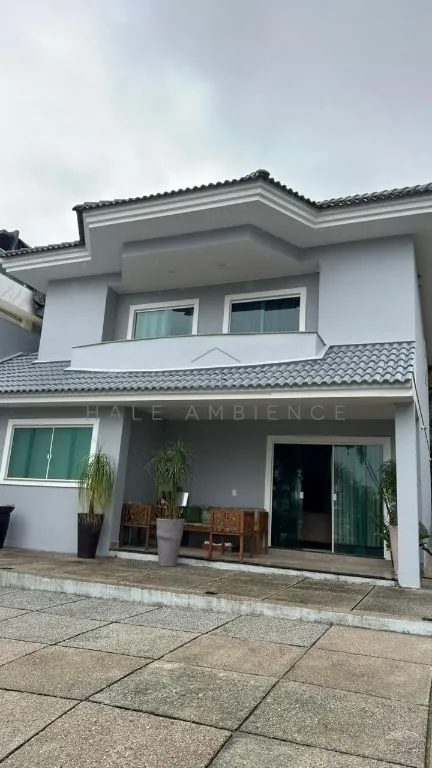 Casa mobiliada com 4 quartos e 5 banheiros
