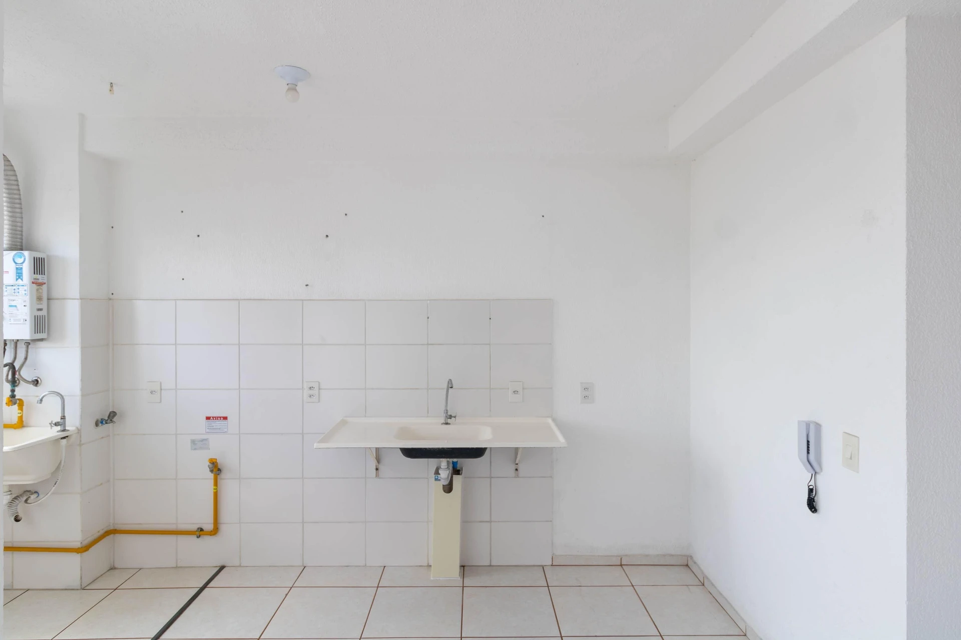 2-bedroom apartment with 1 bathroom, no parking — photo 17