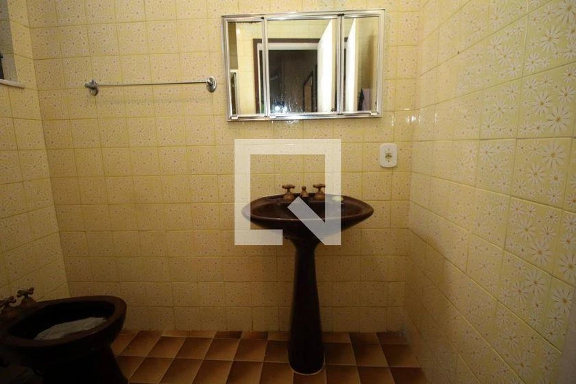 House with 4 bedrooms and 297 m², no parking — photo 38