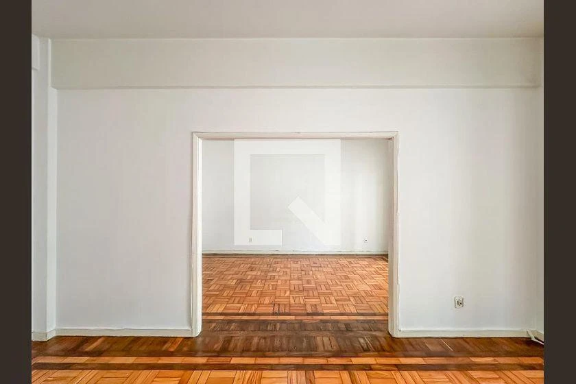 Apartamento de 3 quartos com piso de madeira ou laminado — photo 18