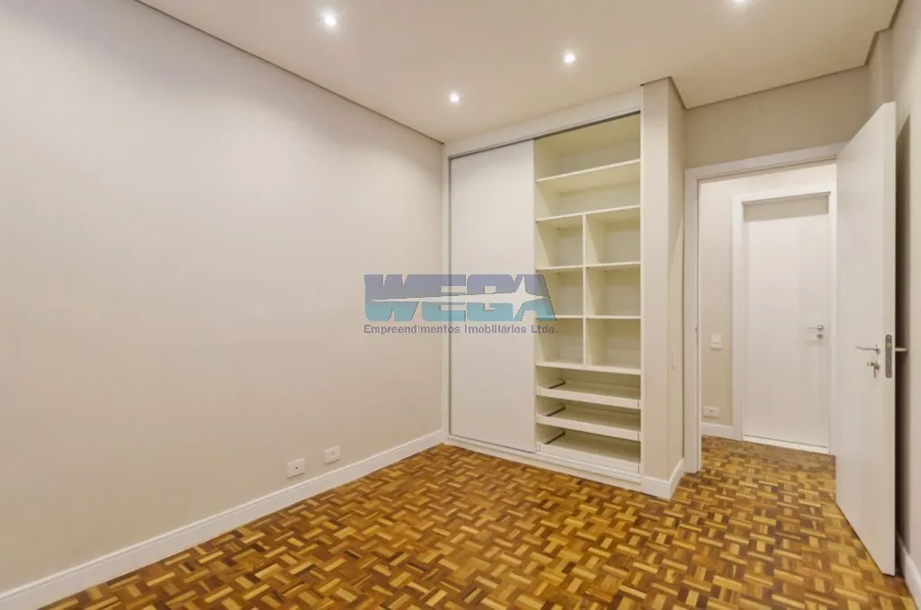 3-bedroom apartment with a walk-in closet — photo 12