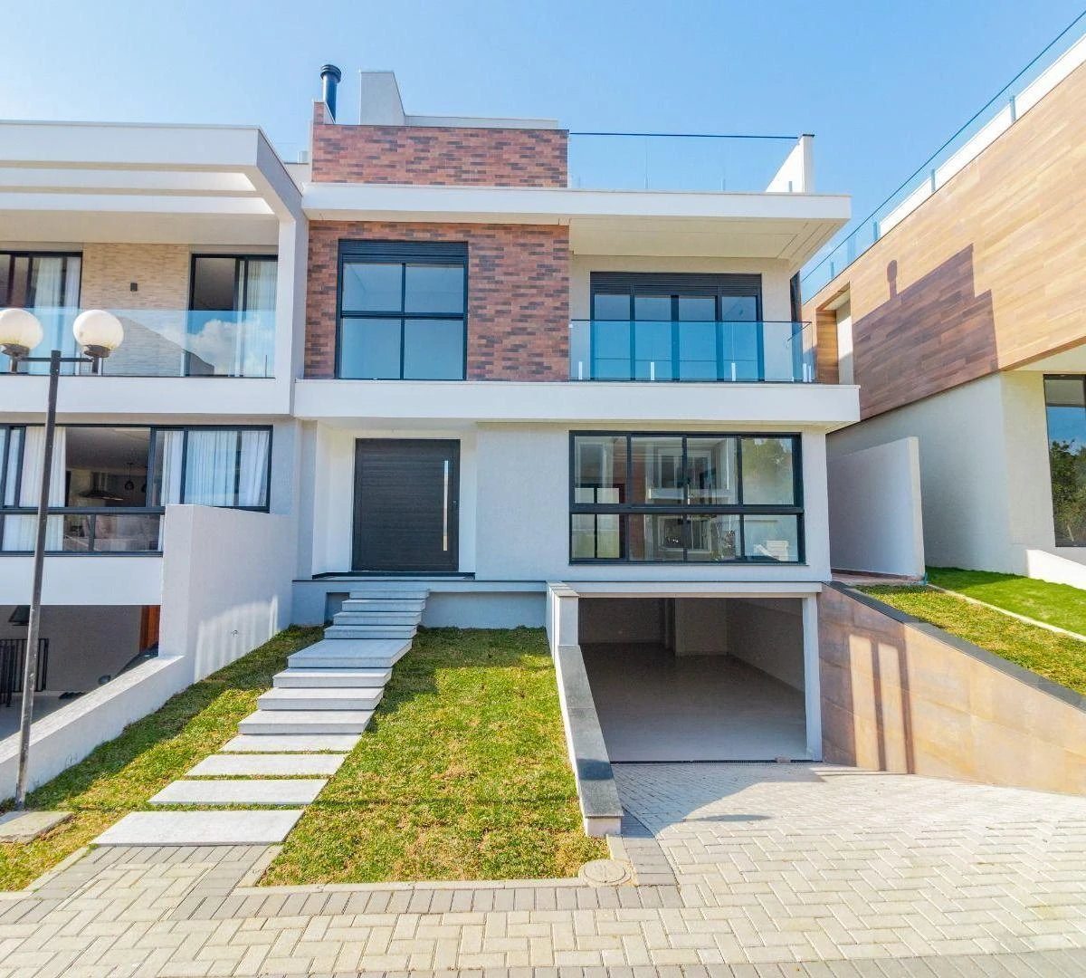 Modern house with 4 en-suite bedrooms and 6 parking spots — photo 10