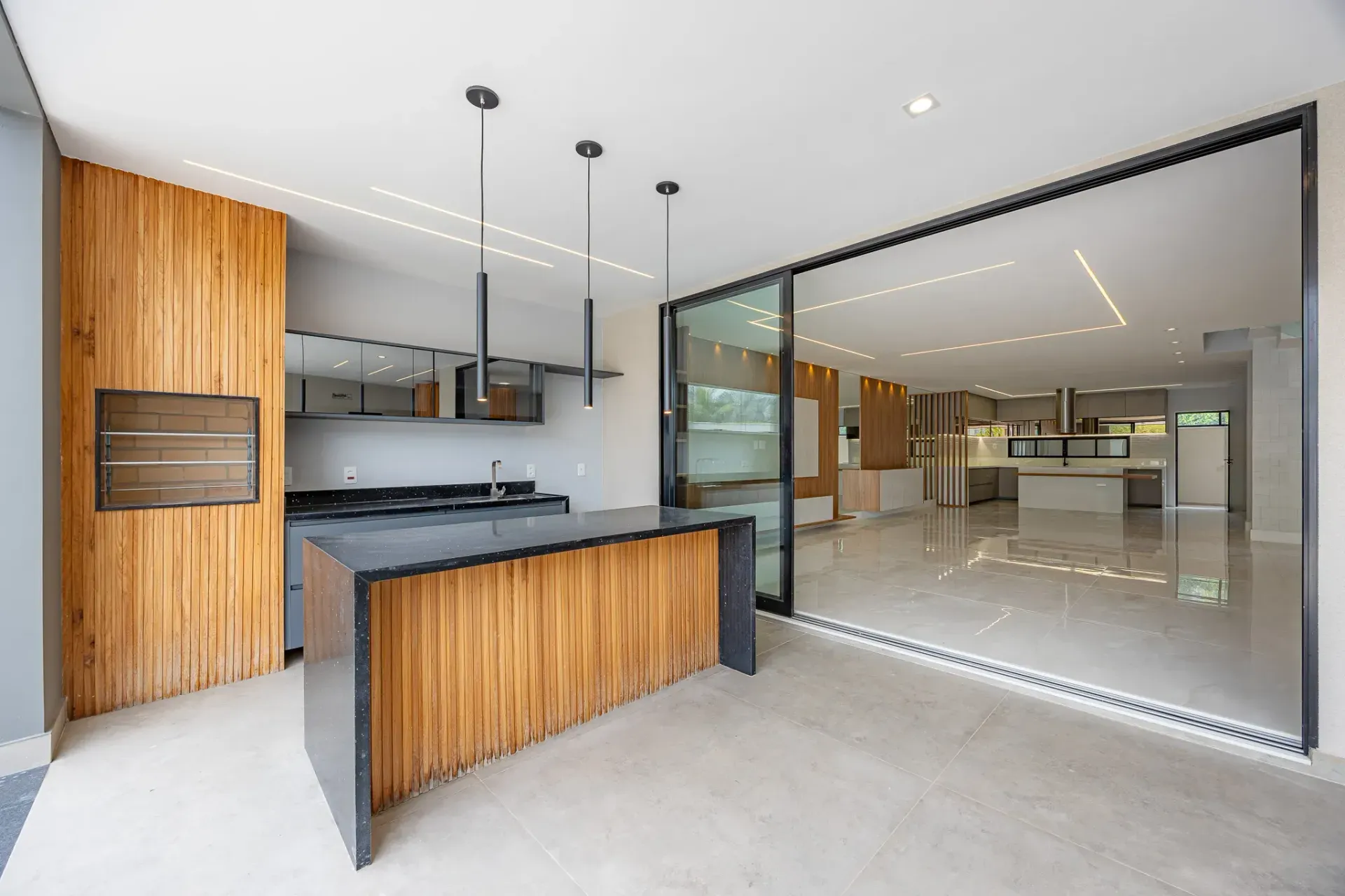 Furnished house with 5 suites and floor-to-ceiling windows — photo 15
