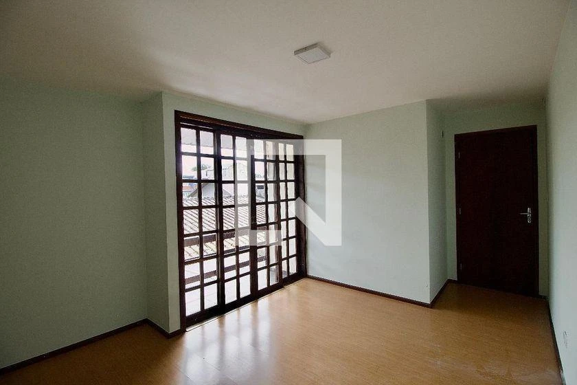 4-bedroom house with wood or laminate floors in Curitiba — photo 22