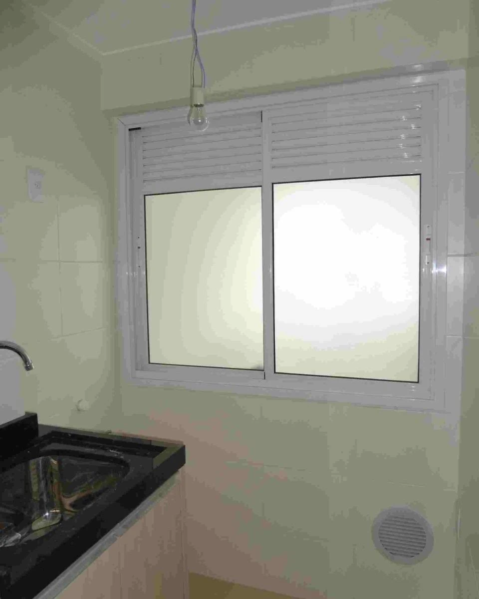 Balcony with a grill in a 2-bedroom apartment, 69 m² — photo 6