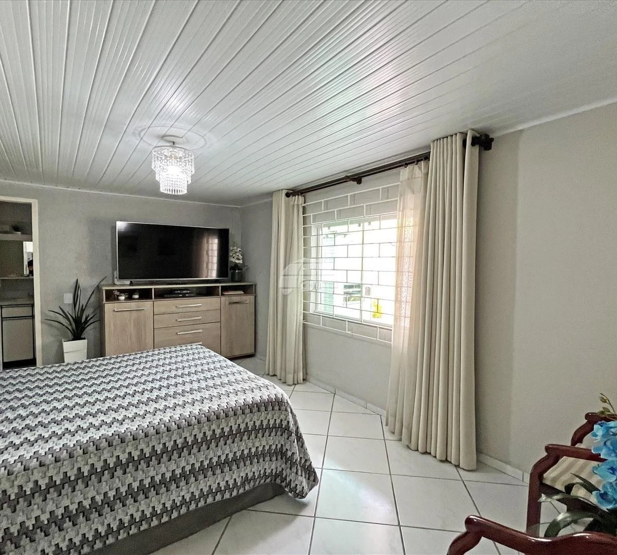 Balcony with a grill in a one-bedroom house, 40 m² — photo 3