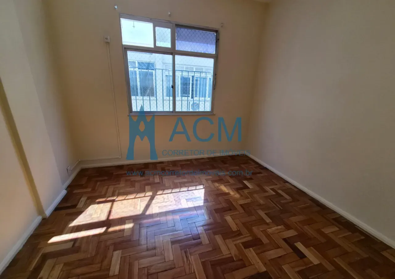 Wood or laminate floors in a one-bedroom apartment, 52 m² — photo 5