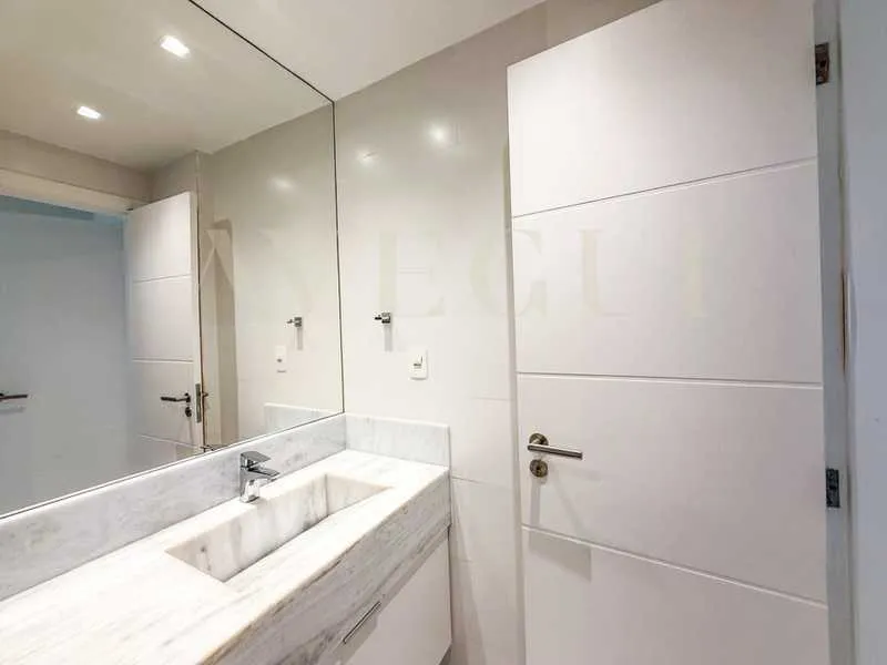 Furnished apartment, 136 m², with a glass-enclosed balcony — photo 9