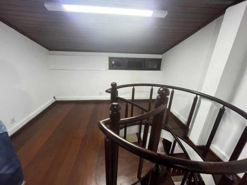 Balcony with a grill in a 4-bedroom house, 420 m² — photo 27