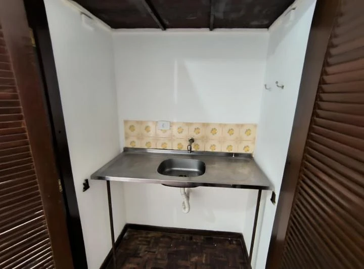 Estúdio sem mobília de 25 m² com piso de madeira — photo 7