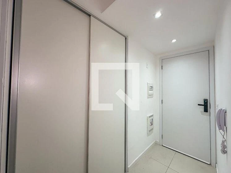 One-bedroom apartment in a building with a gym — photo 25