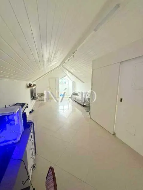 400 m² house with a glass-enclosed balcony and a bathtub — photo 3