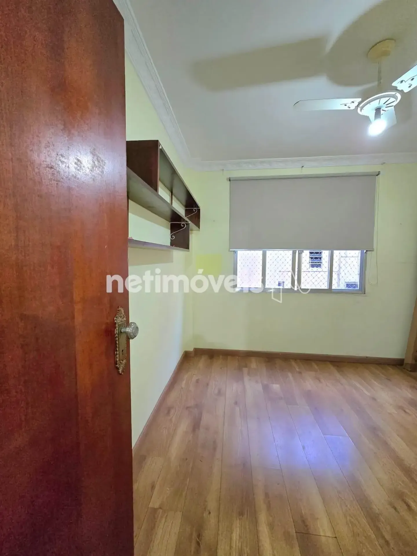 3-bedroom apartment with wood or laminate floors — photo 9