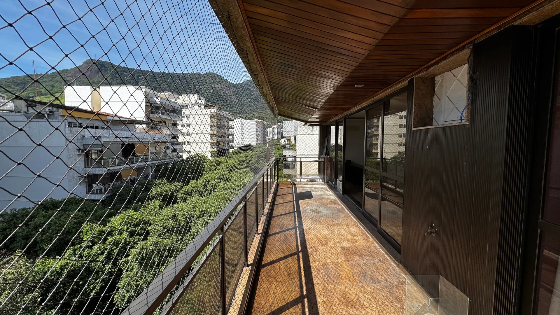 Duplex home with 8 bedrooms, 3 en-suites, 469 m² — photo 24