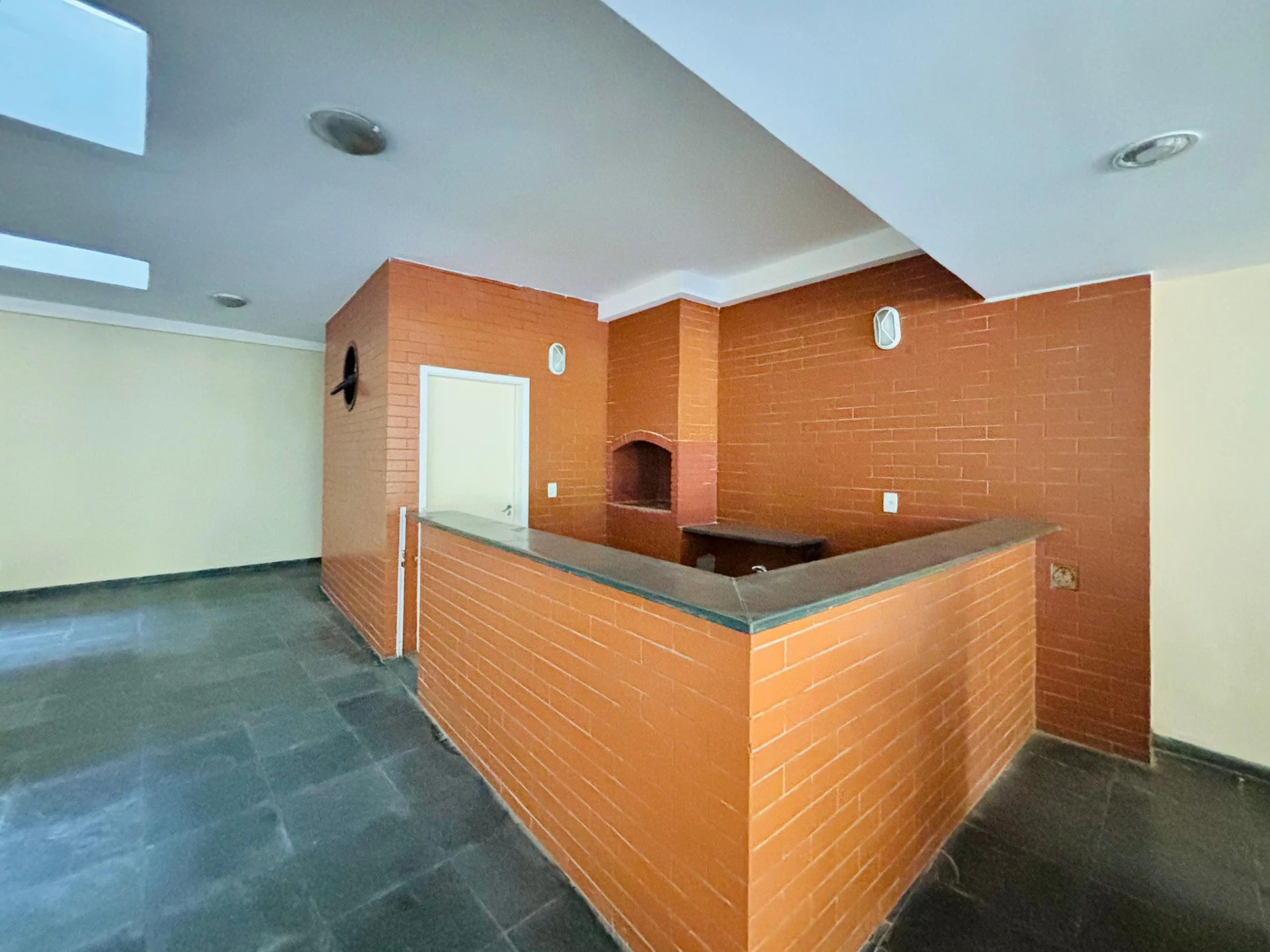 3-bedroom apartment with a mountain view — photo 25