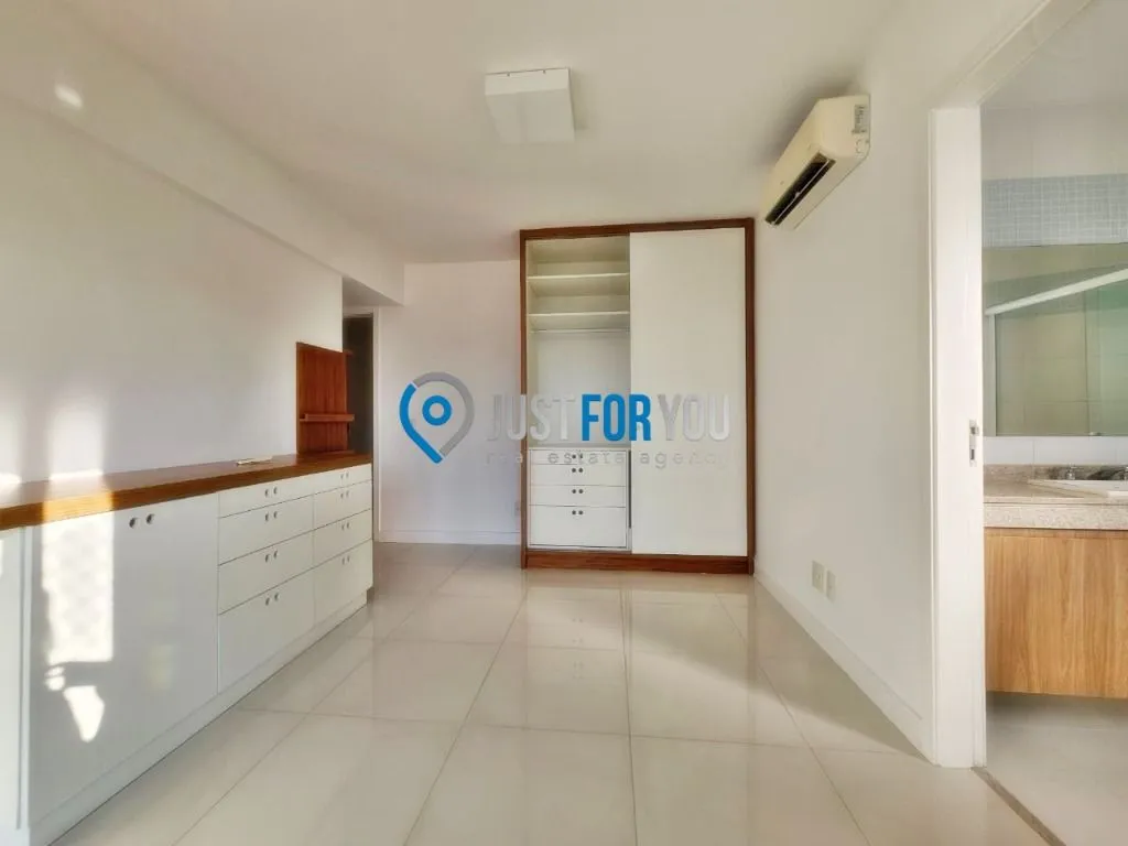 4-bedroom apartment with 233 m² and 5 bathrooms — photo 37