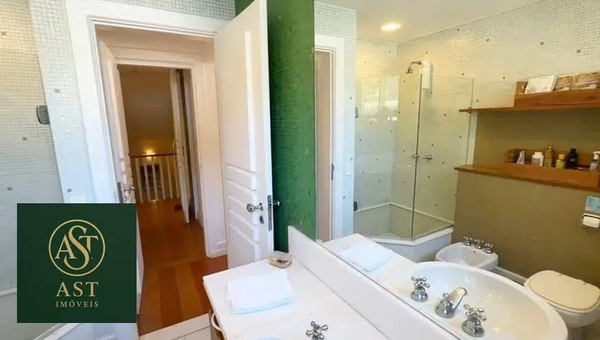 686 m² house with floor-to-ceiling windows and a bathtub — photo 44