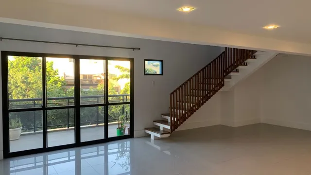 Walk-in closet in a 4-bedroom apartment, 370 m² — photo 3